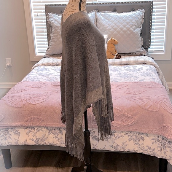 Two-Tone Poncho - Picture 5 of 10